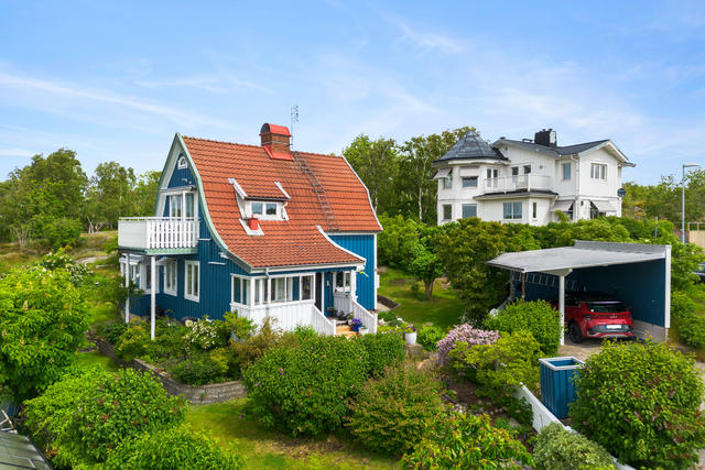 Välkommen till denna fantastiska villa med högt läge på Mässingsgatan 6.