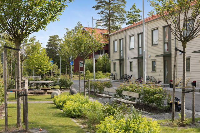 Här bor man på en riktig bullerbygata i mysiga Öjersjö. Nära till allt!