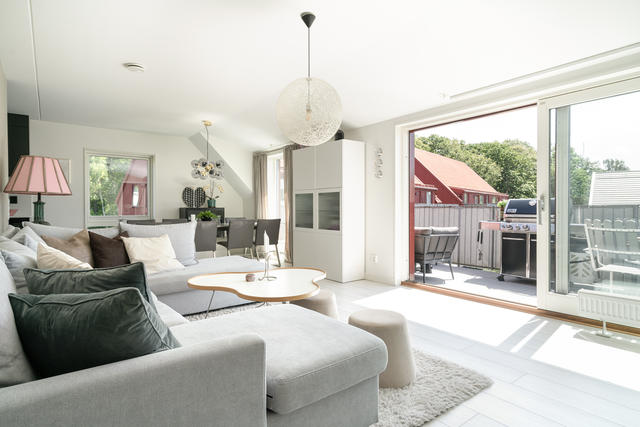 Härligt skjutdörrsparti ut till balkongen på Seglarängsvägen 35!