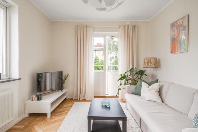 Vardagsrum med utgång till balkong