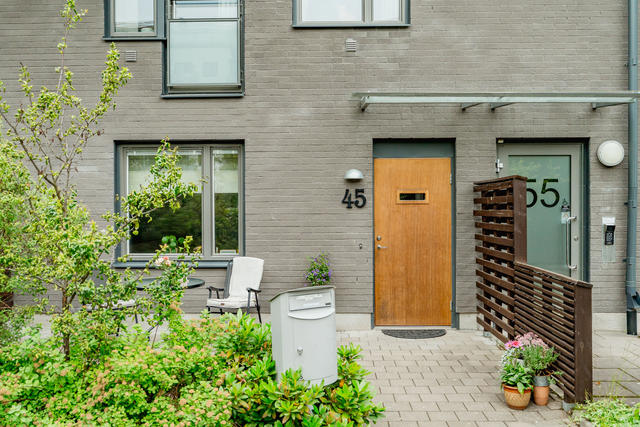 Varmt välkomna till detta trivsamma bostad i två plan med uteplats på både fram och baksida i centrala och populära Kapellgärdet - Inbäddat bland fin och skyddad gemensam innergård!