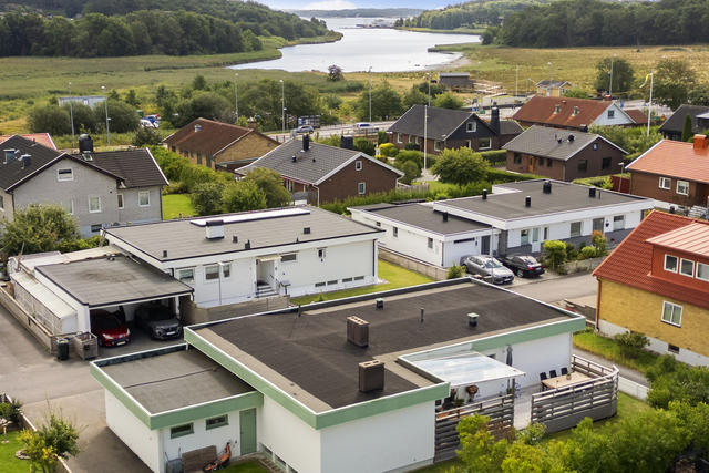 Med havsnära läge ligger denna fantastiska villa i 1-plan med källarvåning. Den rymmer alla extra lyxutrymmen som man kan önska i ett bekvämt boende.
