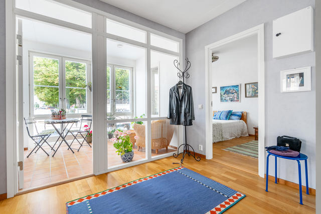 Varmt välkomna till S:t Persgatan 23A och denna väl tilltagna bostad i gavelläge om 3rok med loggia!