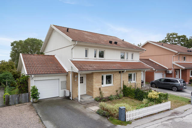 Välkommen till Assarhusavägen 23, tryggheten av bostadsrätt och känslan av villa!