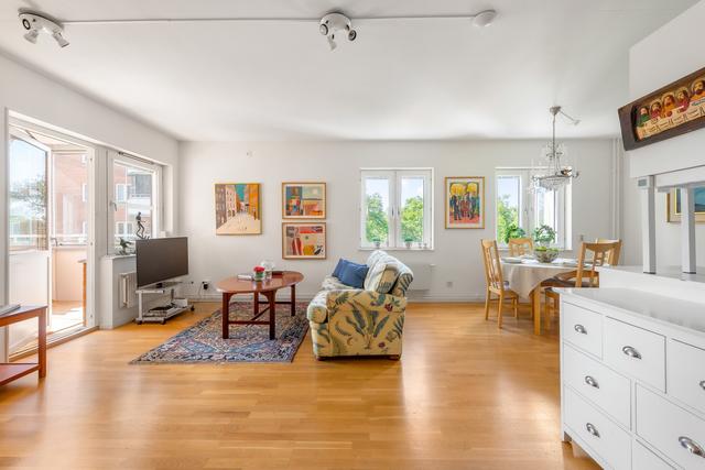 Varmt välkommen till Herserudsvägen 6 i eftertraktade Brf Hiertagården 55+ förening på Lidingö