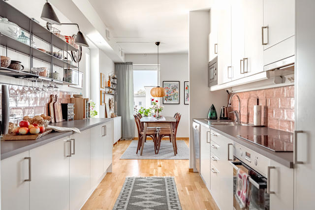 Välplanerat kök med gott om arbetsyta.