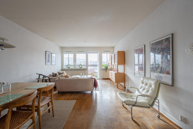 Underbart vardagsrum med utgång till balkong