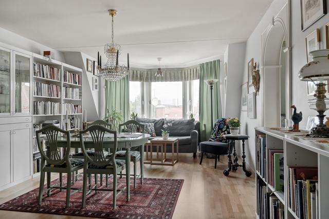 Härligt rum med burspråk och utsikt över takåsarna.