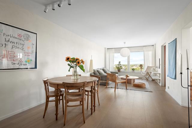 Generöst och socialt vardagsrum med fantastisk vy över Lidingö