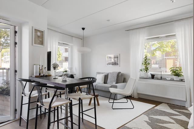 Öppen fin planlösning med stora fönsterpartier för ljusinsläpp