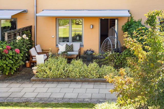 Den underbara uteplatsen som är belägen mot den lummig innergården
