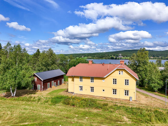 Fasad i söder med Viksjön i bakgrunden. 