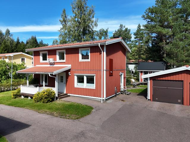 Garage och uppfart för två bilar