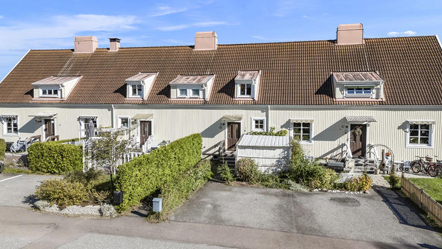 Entrésidan med egen parkering