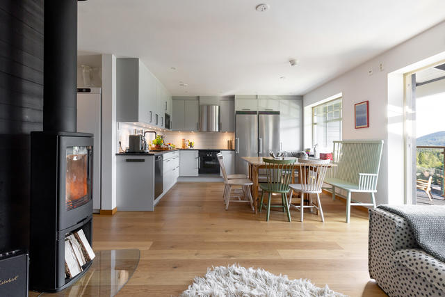 Hög standard med enstavigt ekgolv, braskamin och vitvaror från bland annat Gaggenau.