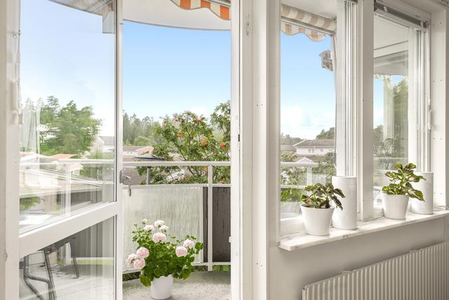Balkong med trevlig utsikt mot Vidingsjöskogen 