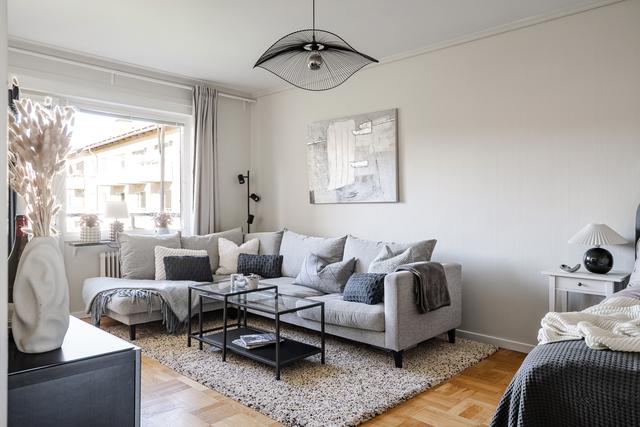 Trevligt allrum med ljusa väggar 