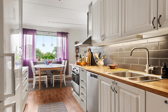 Fräscht kök med bra arbetsytor och förvaring.