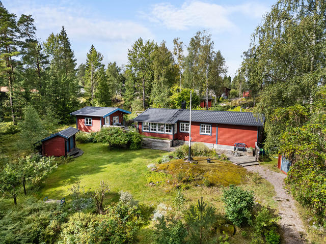 Generöst fritidshus nära havet på Tjäderängen vid Hysängen på Yxlan. 