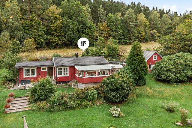 Lantlig idyll i Okome – välskött boende med badtunna, uterum och fantastisk trädgård