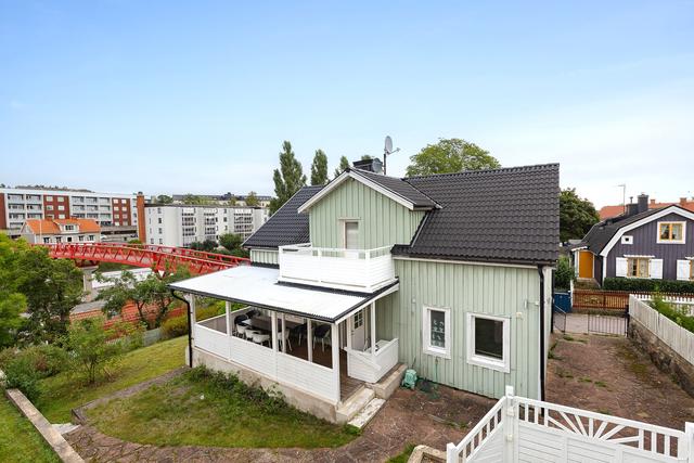 1.5-plans hus med uteplats under tak, stor balkong, uteplats med spaljé och 150 m till Oskarshamn Centrum