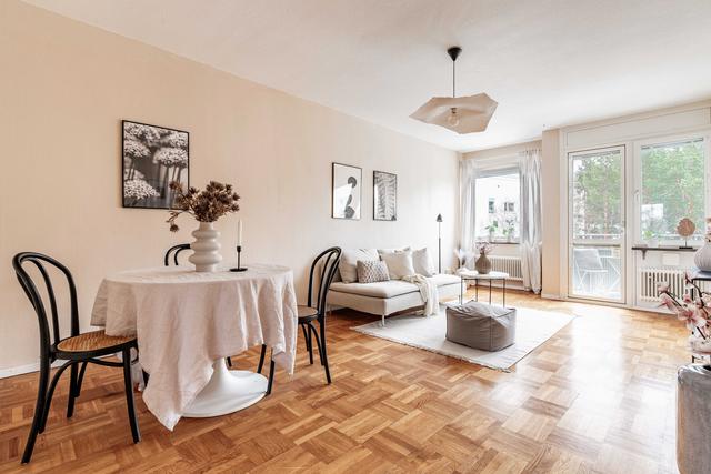 Varmt välkommen till naturnära Eriksberg och Glimmervägen 2B! En väldisponerad och smakfull bostad med många av de fina originaldetaljerna bevarade.