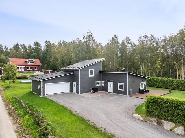 Välkommen till en modern och trivsam villa i byn Lycka!