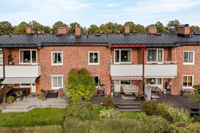 Balkong som vetter mot insidan av kvarteret, med lummiga trädgårdar.