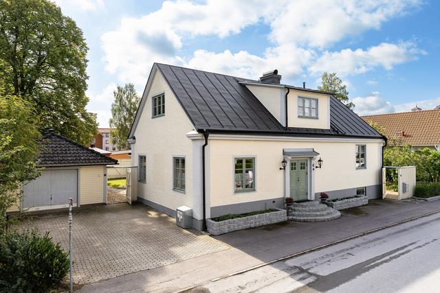 Välkommen till Bergsvägen 4, ett stenkast från Göta Kanal!