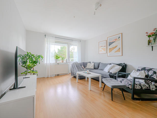 Ljus lägenhet om 2 rok med balkong mot lugnt skogsparti