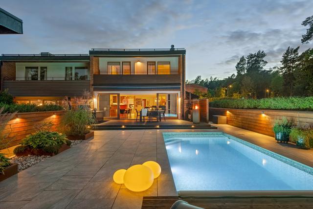 Varmt välkommen till Vikbyvägen 54, gavelradhus belägen intill grönskande äng på Bo Gärde