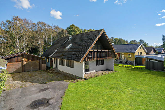 Välkomna till detta trevliga hus med dubbelgarage, praktiskt planlösning och plan trädgård