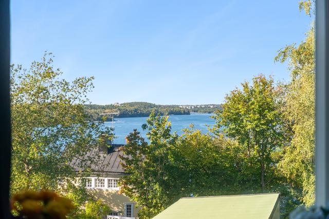Vidsträckt sjöutsikt mot Lilla Värtan från lägenhetens sovrum och  balkong