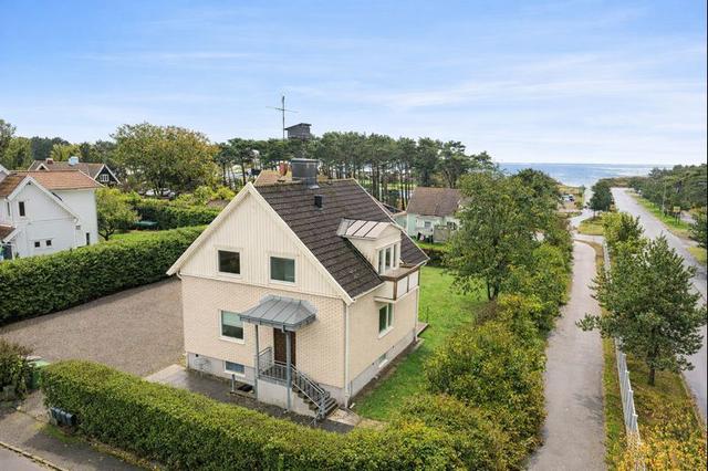 Fastigheten är belägen ett stenkast från Skrea strand.