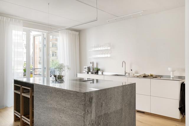 Stilren köksö som delar av rummet