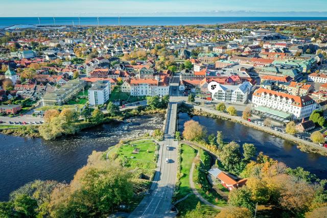 Flygbild över Tullbron och in mot centrum. Bild ifrån Destination Falkenberg
