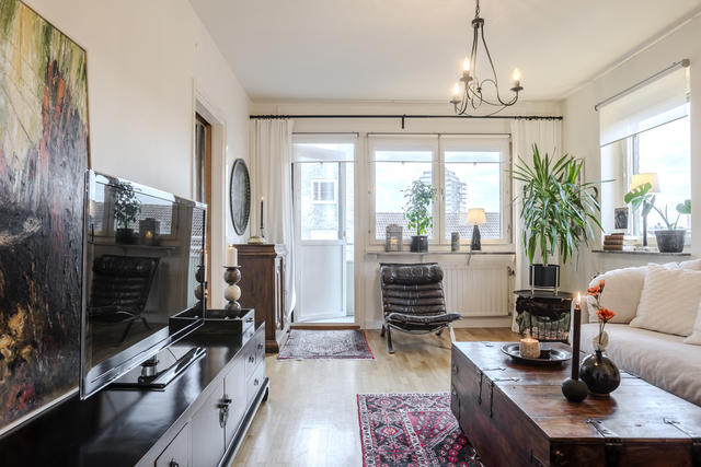 Ljust vardagsrum med utgång till balkongen