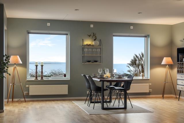 Havet blir en del av vardagen – ständigt närvarande utanför vardagsrummets stora fönster!