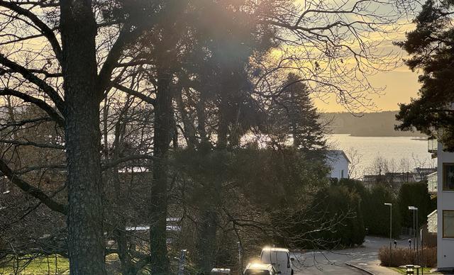 Varmt välkommen till ljus rymlig 5:a på Gavelvägen 4 med sjöutsikt mot Stockholms inlopp