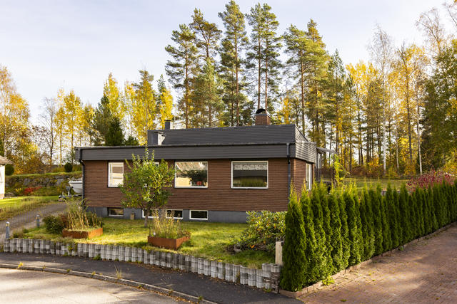 Välkommen till Lupinvägen 13 – charmig tegelvilla med en privat och insynsskyddad trädgård.