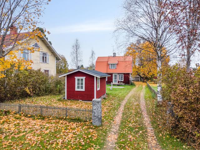 Mysig gårdsplan, alldeles lagom att ta hand om, ett stenkast från älven.