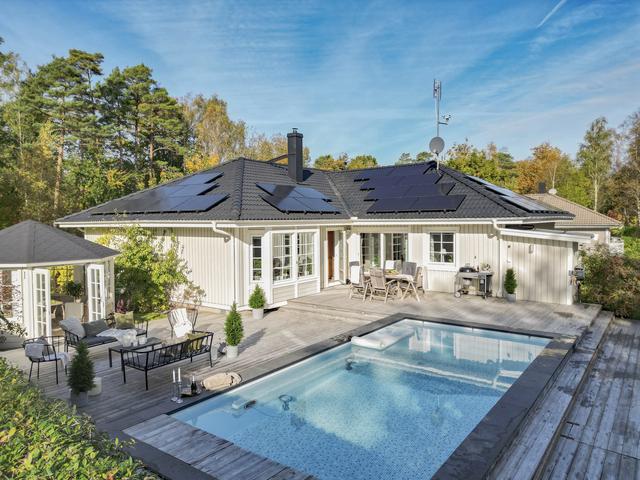Skogsvägen 43 - Enplansvilla med Pool,  Solceller, Lusthus, Garage mm. 