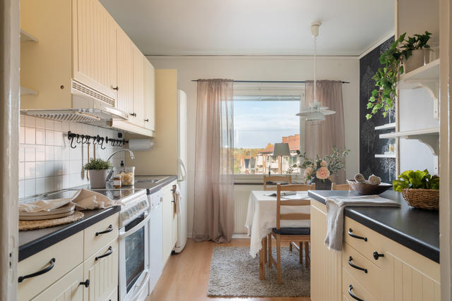 Ljust kök med matplats