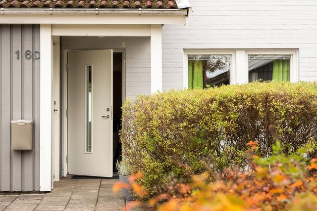 Intill din entré finns en mindre uteplats med morgonsol. Förråd till vänster. 