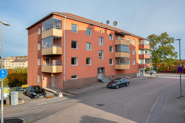 E.m.-/kvällssolig balkong (den nedre)