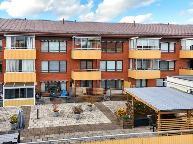 Utsikt från inglasad balkong i öst mot föreningen gemensamma terass och uteplats. 