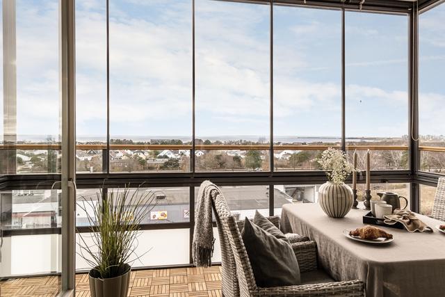 Inglasad balkong som bjuder på en panoramavy över havet!