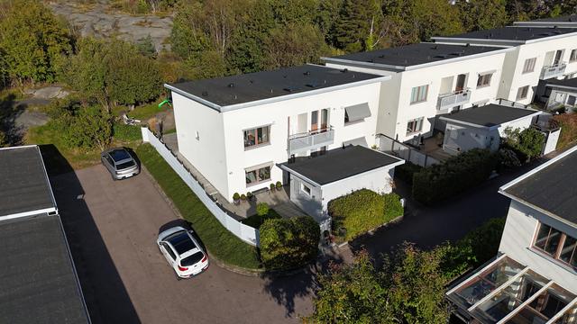 Längst upp i området intill grönområde och tillhörande garage finns detta fräscha parhus.