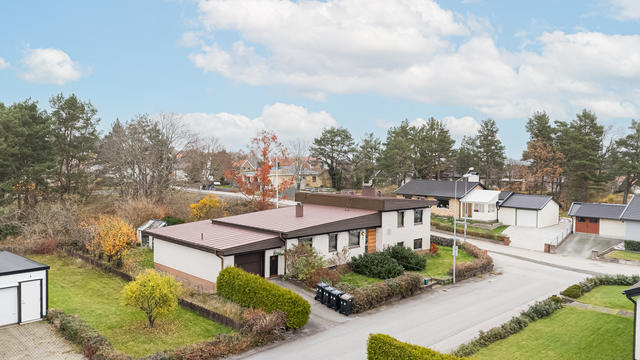 Rymlig familjevilla i flera etage med stor potential