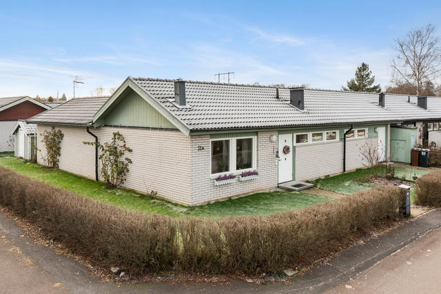 Välkommen till Årbyvägen 51A, ett otroligt fint och välskött radhus med hörnltomt!